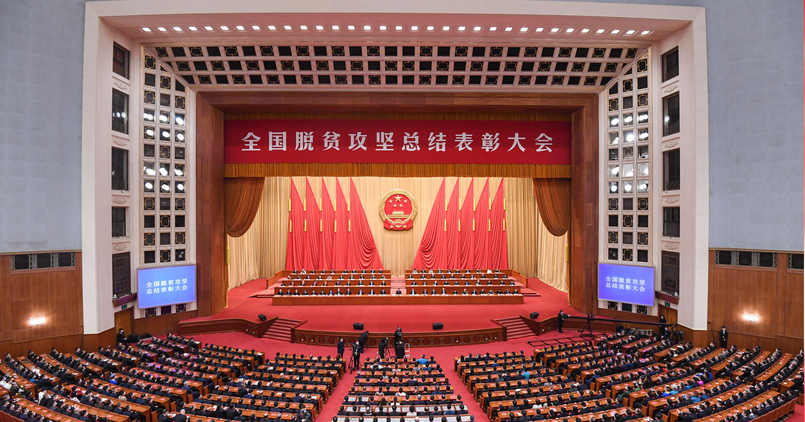 2021年2月25日，，，，天下脱贫攻坚总结表扬大会在北京人民大礼堂盛大举行，，，，百乐博股份荣获“天下脱贫攻坚先进整体”称呼，，，，温志芬董事长代表公司进京接受表扬。。。。。。.jpg